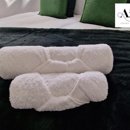 Two Bedroom Mansion House Apartment By Az Luxury Stays Newmarket With Parking And Wifi Exterior photo