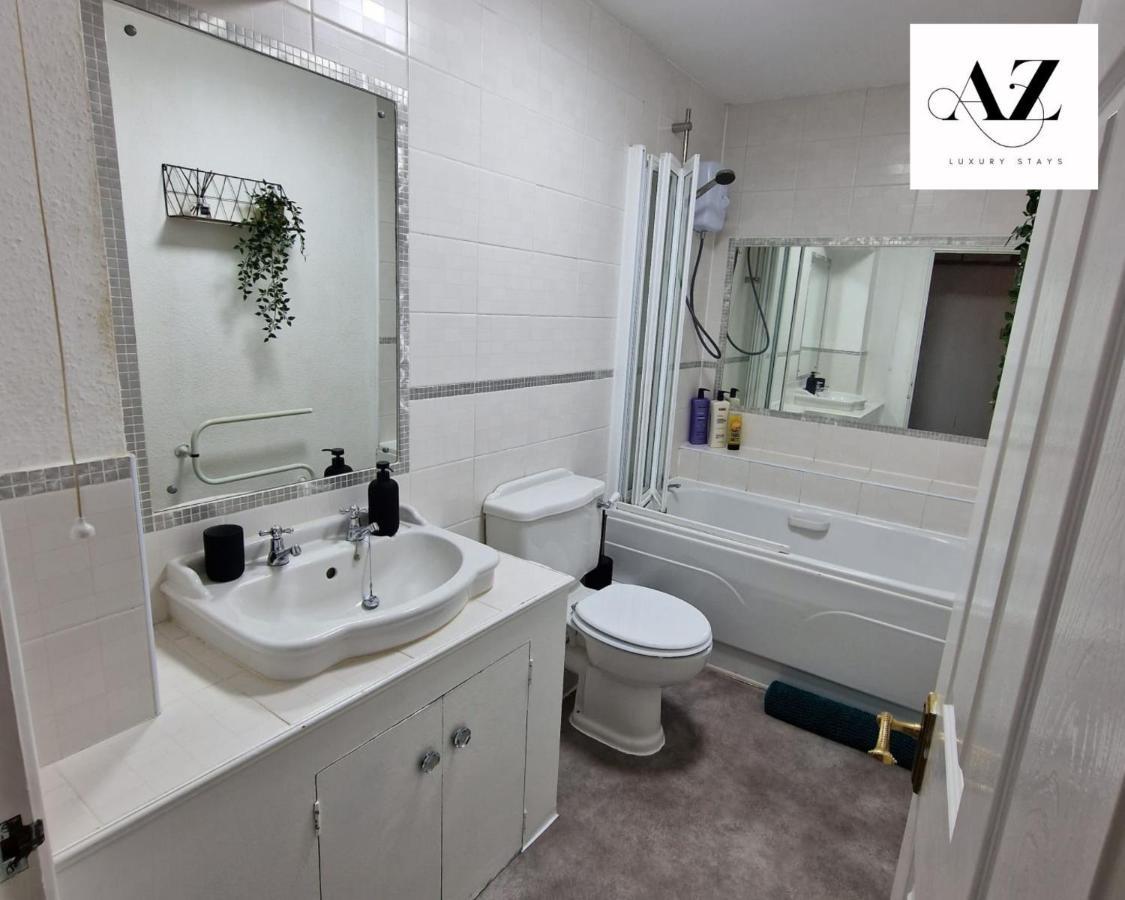 Two Bedroom Mansion House Apartment By Az Luxury Stays Newmarket With Parking And Wifi Exterior photo
