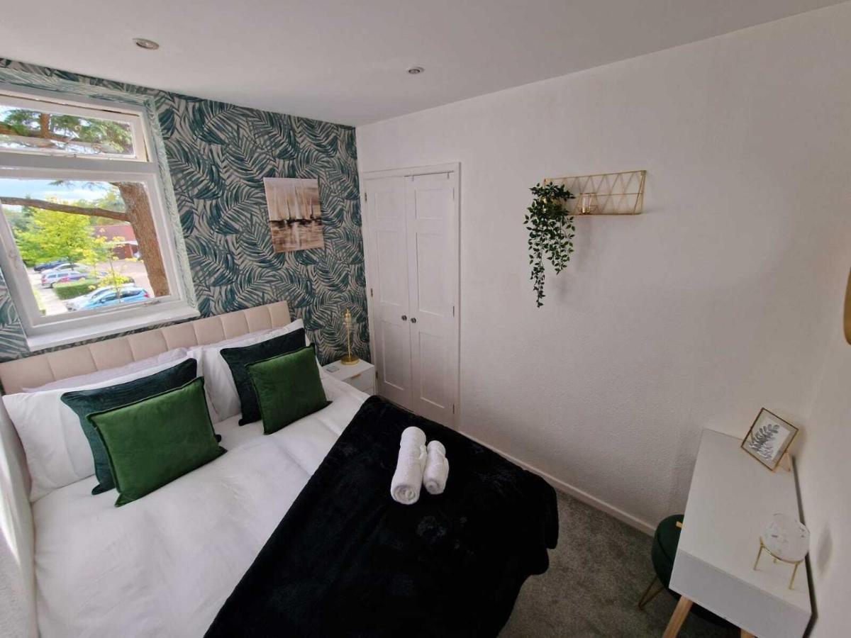 Two Bedroom Mansion House Apartment By Az Luxury Stays Newmarket With Parking And Wifi Exterior photo